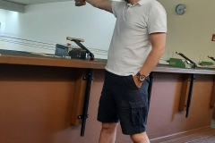 Tobias wie immer fleißig mit der Luftpistole