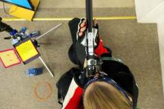 Luftgewehr kniend