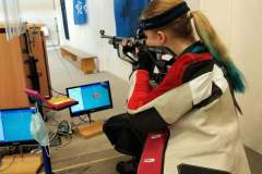 Luftgewehr kniend